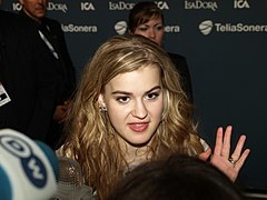 Emmelie de Forest at the winners press conference 01.jpg