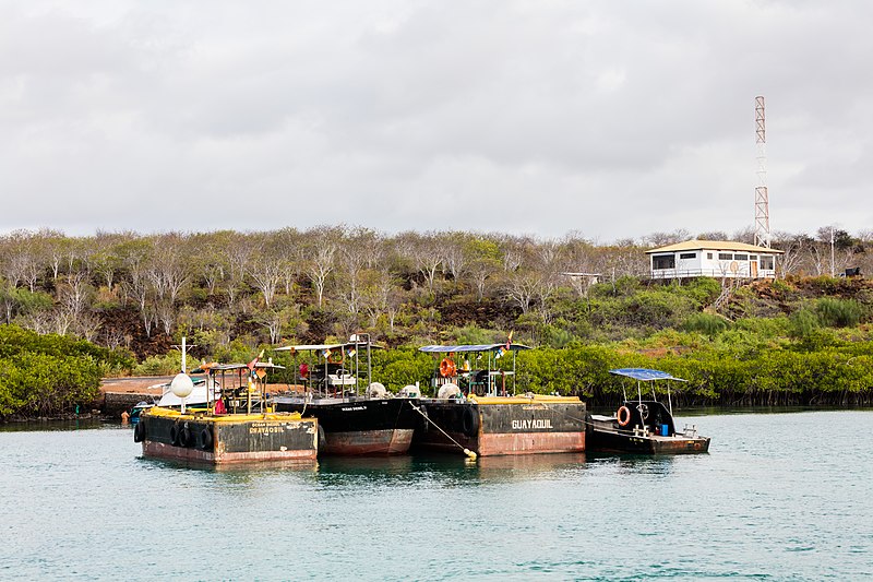 File:Estación de gasolina náutica, isla Baltra, islas Galápagos, Ecuador, 2015-07-23, DD 44.JPG