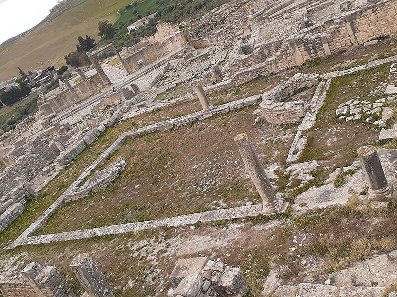 File:Exèdre en face du capitole..... 02.jpg