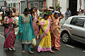 Paris, fête de Ganesh 2011. Femmes dévotes portant sur la tête des pots contenant du camphre enflammé. Rue Marcadet.