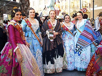 Mulheres vestidas como falleras