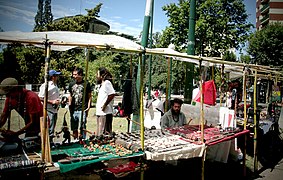 Kunsthandwerkermarkt vor der Plaza Santamarina im Bezirk Esteban Echeverría, Provinz Buenos Aires, Argentinien.