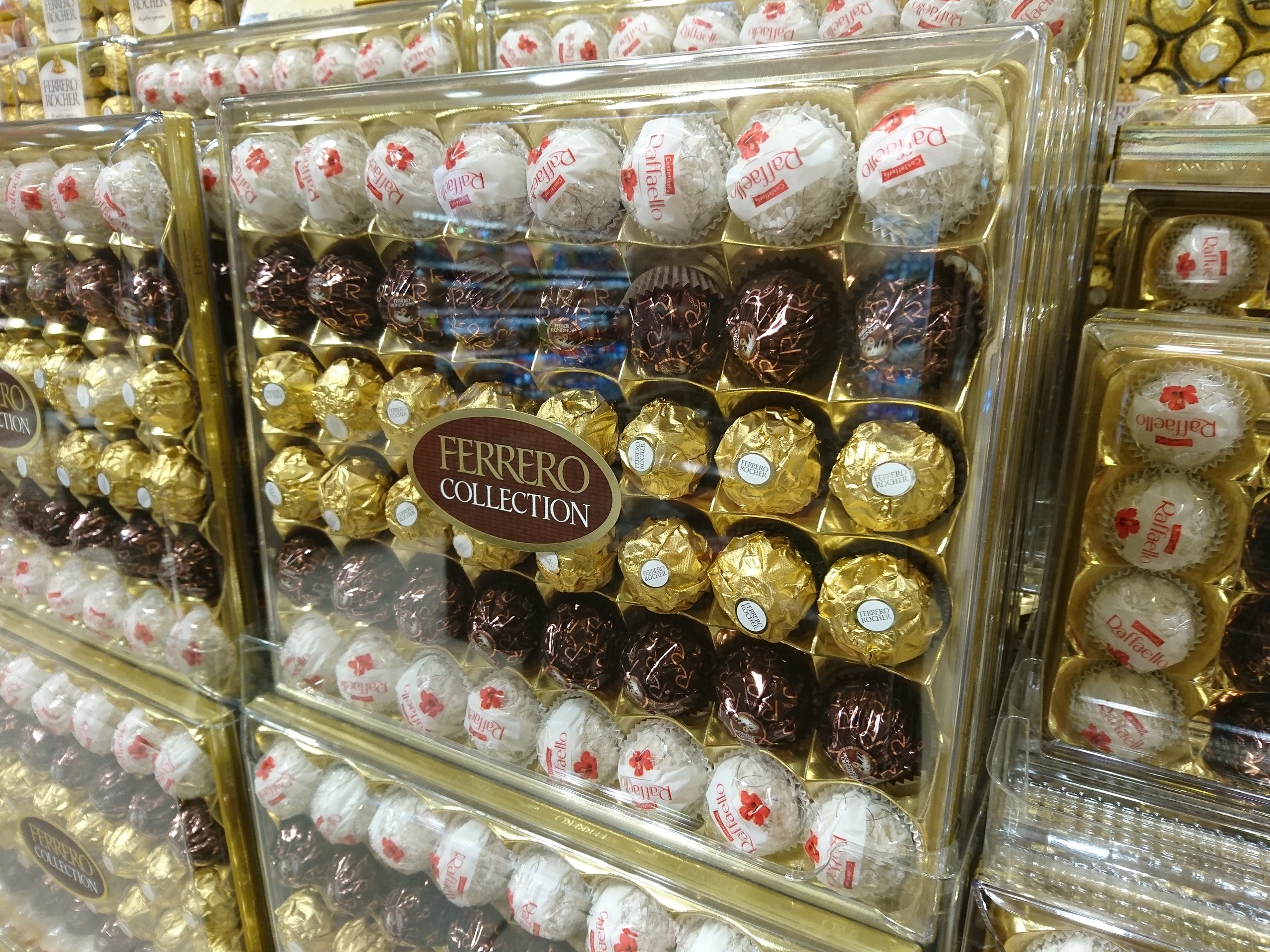 File:Ferrero Collection with Rocher, Rondnoir & Raffaello.JPG - Wikimedia  Commons