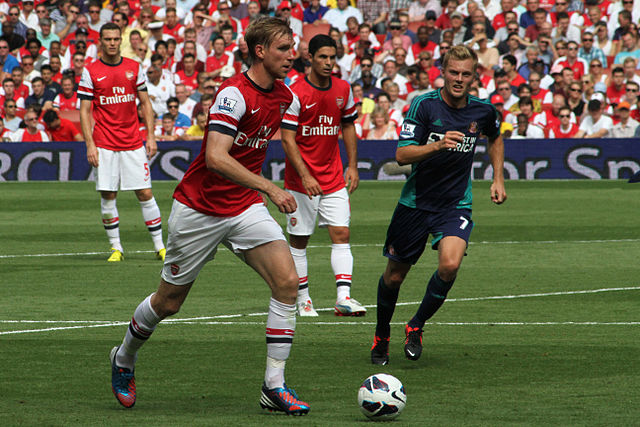Mertesacker on the ball for Arsenal against Sunderland in 2012