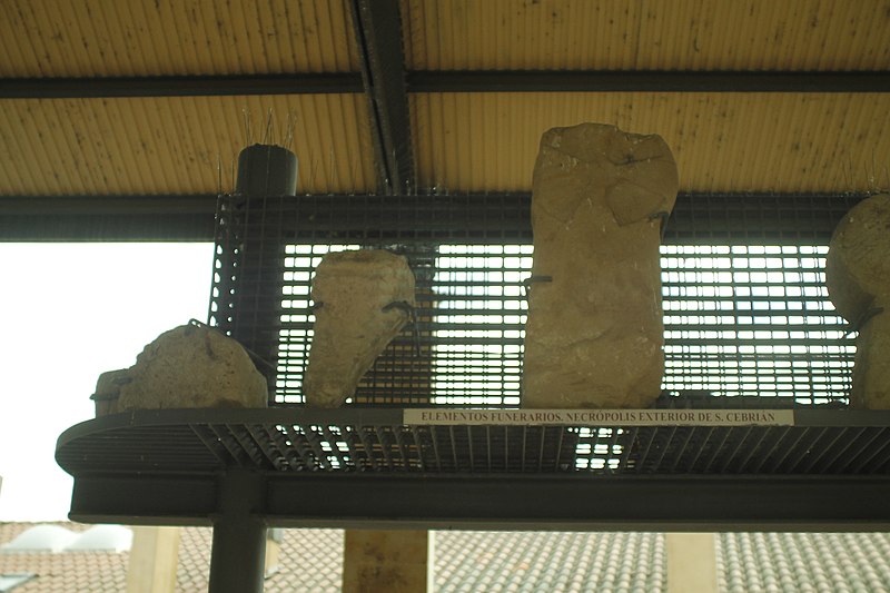 File:Fragmentos funerarios en piedra. Iglesia de San Cebrián - Cueva de Salamanca (Salamanca).jpg