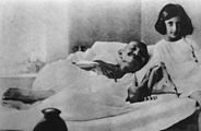 אינדירה גנדי יחד עם מהאטמה גנדי במהלך הצום שלו, 1924