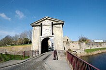 Fitxer:Gate_of_Cassel,_Bergues.jpg