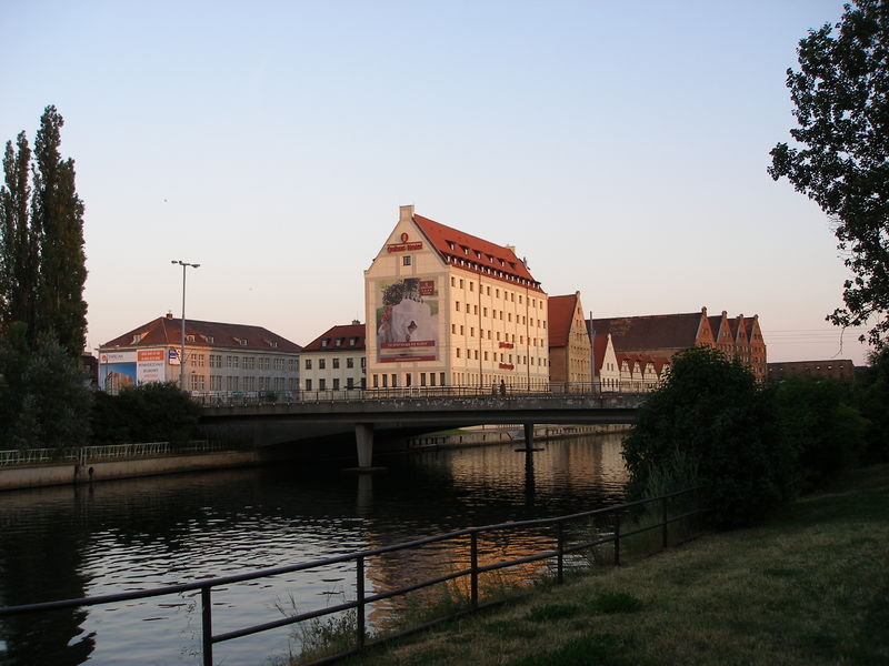 File:Gdańsk - Qubus Hotel.jpg