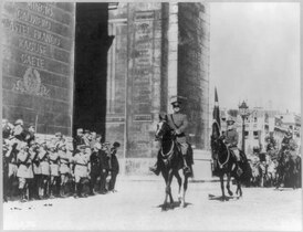 General Jon Pershing lager yordamchisi Jorj C. Marshall bilan paradda Ark de Triomf ostida sayr qiladi. 1919-yil.