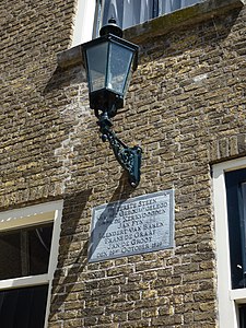 Gevelsteen op het huisje naast de Gouderakse kerk