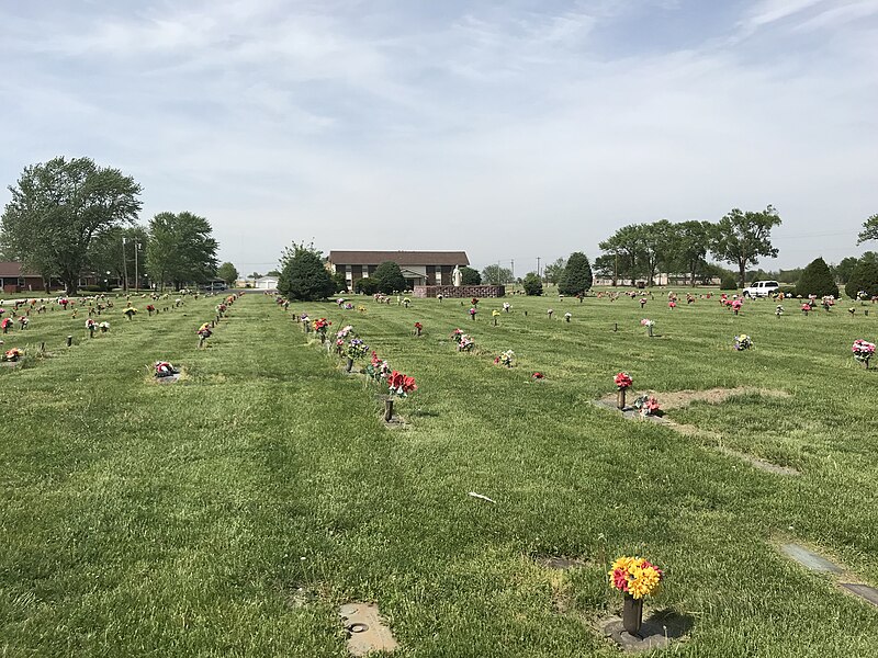 File:Glendale Memorial Cemetery on May 11 2018.jpg