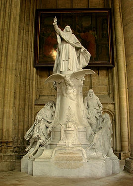 Le monument de Jacques-Bénigne Bossuet (1627-1704), évêque de Meaux de 1681 à 1704, par Ernest Henri Dubois (1863-1930), placé dans la cathédrale de Meaux en 1911.