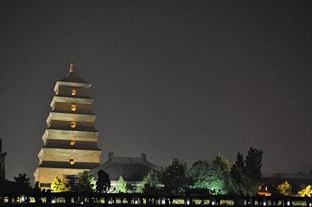 Pagoda Angsa Liar Raksasa pada malam hari