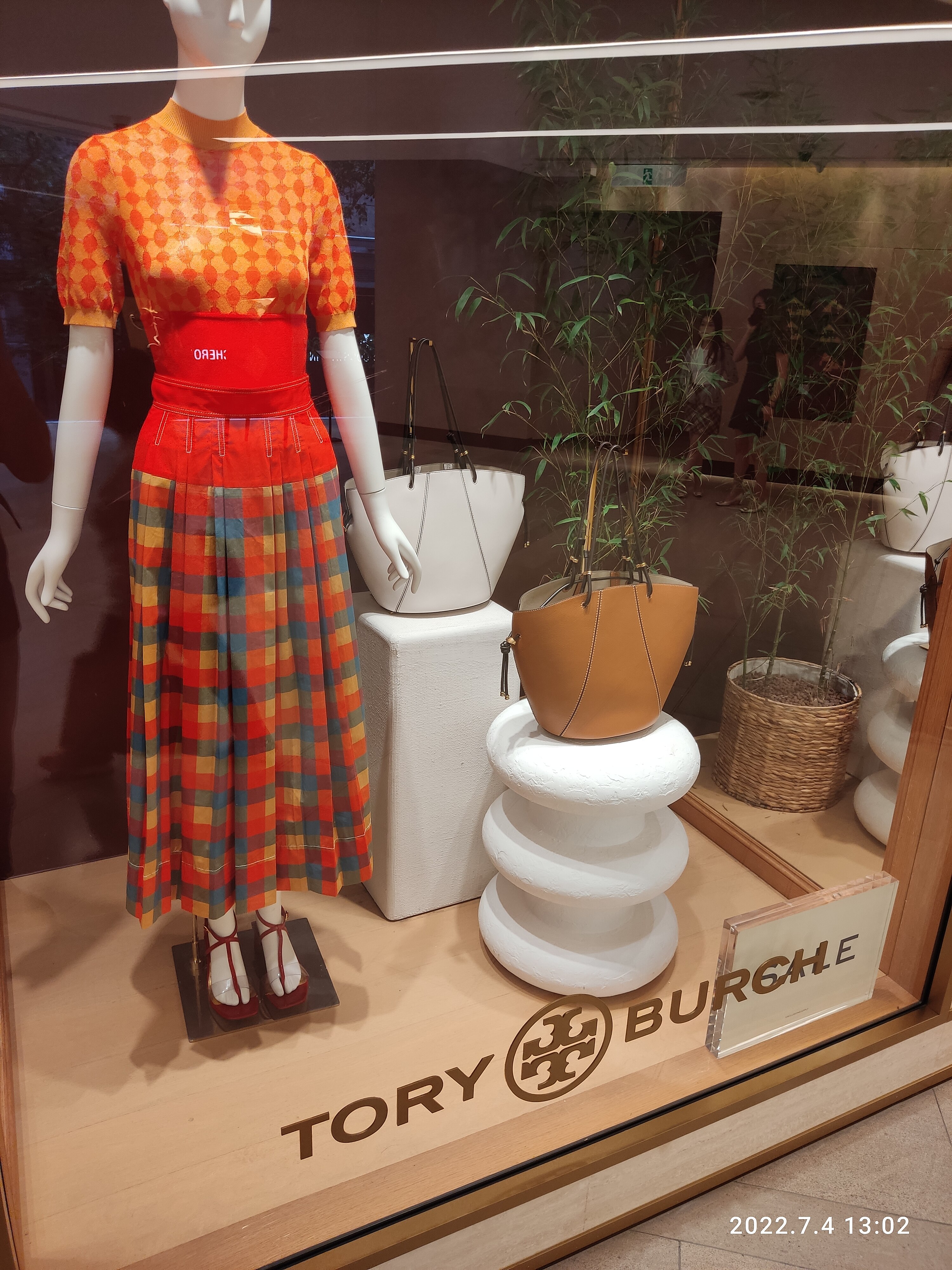 File:HK 中環 Central Ice House Street 歷山大廈 Alexandra House shop Tory Burch  clothing window display orange red checkered midi dress July 2022  -  Wikimedia Commons