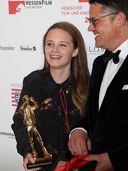 File:Hessischer Filmpreis 2017 - Jasna Fritzi Bauer - Boris Rhein (cropped).JPG