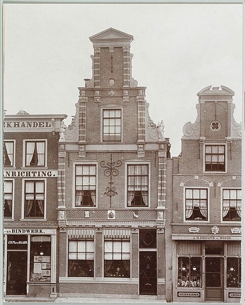 File:Het huis De Keizerskroon. V.l.n.r.-12 (27-29), boekhandel-drukkerij-leesinrichting J.N. Plemper van - FO 1004192 - RAA alkmaarvoor1900.jpg