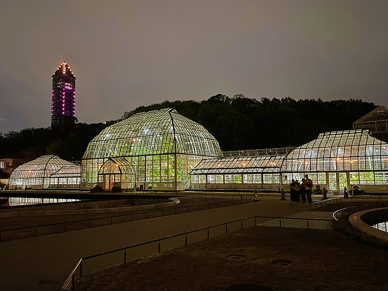 File:Higashiyama Botanical Garden The Front-Greenhouse was lighted up at the spring festival - 7.jpg