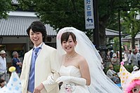 Japanese bride wearing a strapless dress, 2010 Himeji-Oshiro-Matsuri 2010 087.JPG
