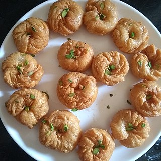 <span class="mw-page-title-main">Makhan Bada</span> South Asian donuts