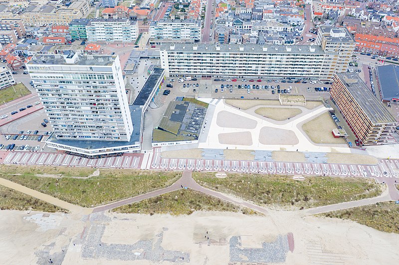 File:Hotel in Zandvoort, the Netherlands (47980229386).jpg