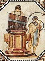 Mosaico del hydraulis, un órgano hidráulico, el primer instrumento de teclado en la historia, precursor de los instrumentos de pulsación. Inventado en el siglo III a. C. por Ctesibio de Alejandría.