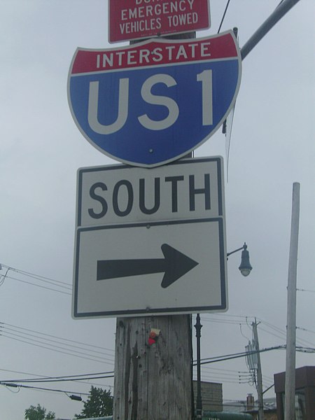 An erroneous I-US1 shield at Gun Hill Road's intersection with U.S. Route 1