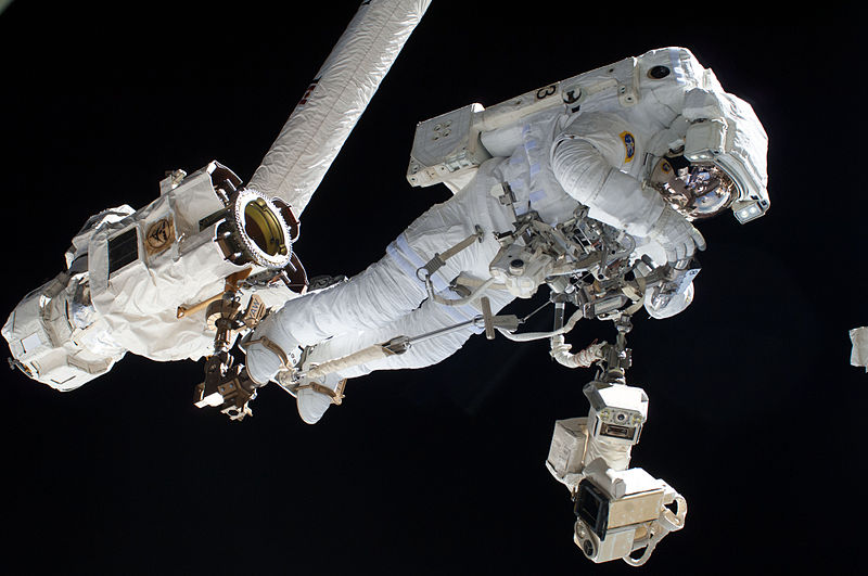 File:ISS-36 EVA-2 t Luca Parmitano.jpg
