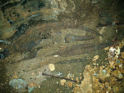 Artéfacts en fer trouvés au sol de la grotte d'Iroungou en 2018