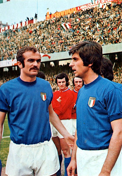 Mazzola playing for Italy alongside Gianni Rivera; the two players would be involved in manager Ferruccio Valcareggi's infamous staffetta policy at th