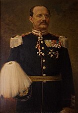 Porträtt av sekundchefen Ludvig Falkman iklädd regementets uniform m/1886. Han bär bland annat Svärdsorden, Dannebrogsorden samt Röda Örns orden.