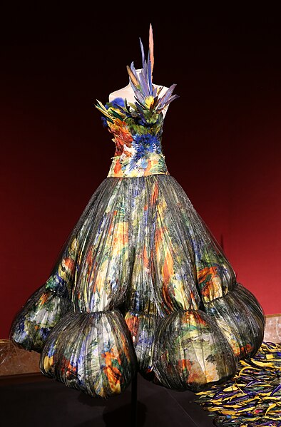 File:Jean paul gaultier, abito aiseau de jeu, haute couture, a-i 2011-12.jpg