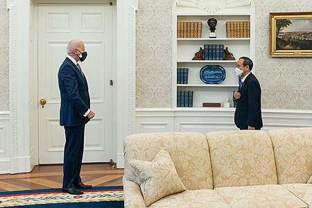 Tập_tin:Joe_Biden_welcomes_Japanese_PM_Suga_to_the_White_House_April_2021_(1).jpg
