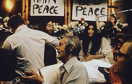 Recording "Give Peace a Chance" at the Queen Elizabeth Hotel, Montreal, on 1 June 1969. Left to right: Rosemary Leary (face not visible), Tommy Smothers (with back to camera), John Lennon, Timothy Leary, Yoko Ono, Judy Marcioni and Paul Williams