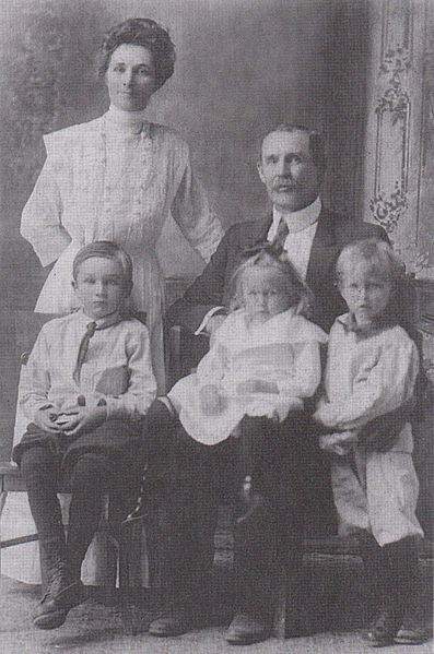File:Josiah Bond & Family Circa 1914.jpeg