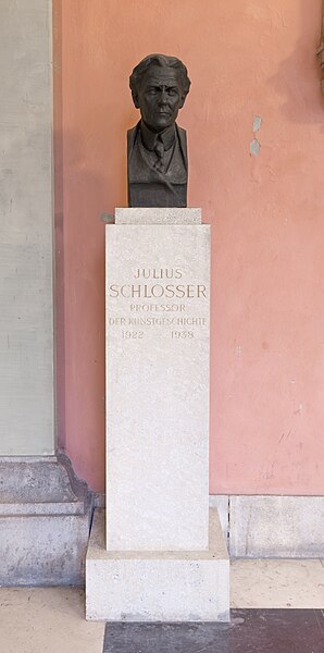 File:Julius von Schlosser (1866-1938), Mr. 94 bust (bronze) in the Arkadenhof of the University of Vienna 2024-HDR.jpg