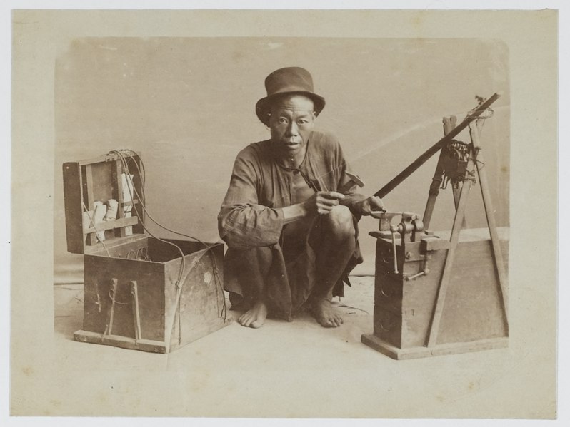 File:KITLV - 15275 - Lambert & Co., G.R. - Singapore - Chinese locksmith at Singapore - circa 1900.tif