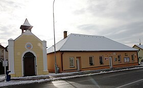 Kaple sv. Václava a obecní úřad, Vráto.jpg