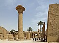 Columna faraonului Taharqa⁠(en)[traduceți] de la Karnak