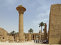 Colonne, H. 21 m. Kiosque[21] de Taharqa (690 AEC), temple d'Amon à Karnak