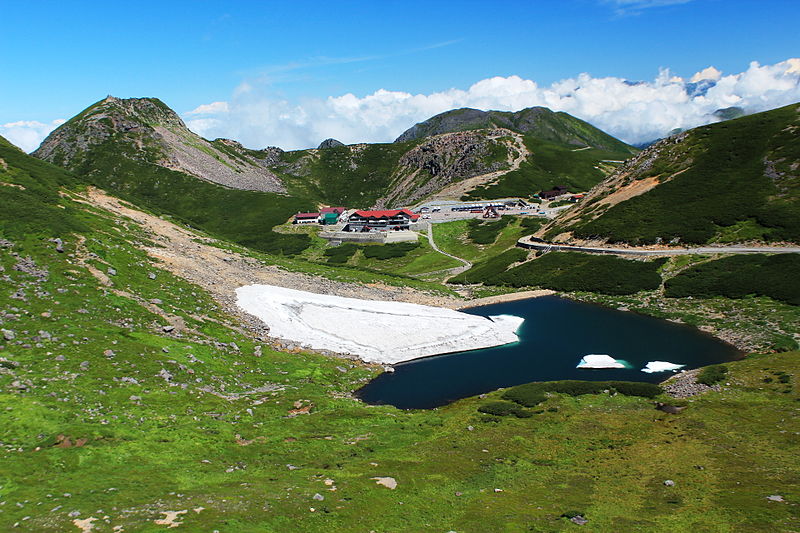 File:Kiezuga pond and Tatamidaira.jpg