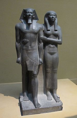 פסל של מנכאורע עם אשתו ואחותו חמררנבטי השנייה.