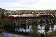 Matkustajajuna ylittää sillan lähellä Kongsbergia