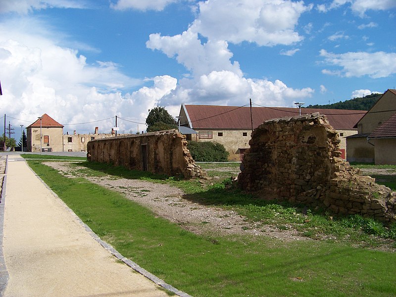 File:Králův Dvůr, zámek, ruina zdi v areálu.jpg