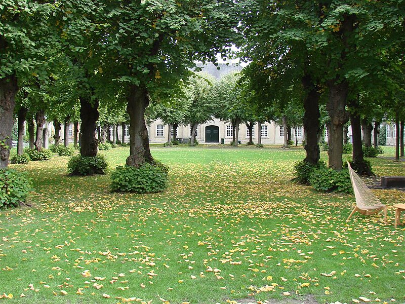 File:Kunstindustrimuseet Garden.JPG