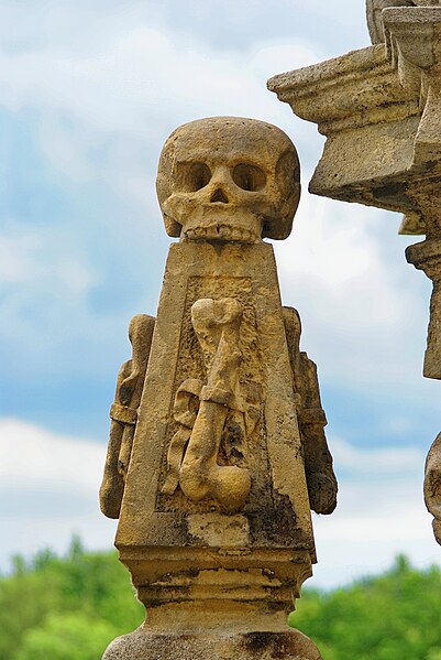 File:Kutná Hora - Barborská - 'Memento Mori'-reminder among the 13 Jesuit Statues.jpg