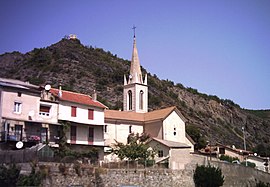 La Saulce'deki kilise ve çevresindeki binalar