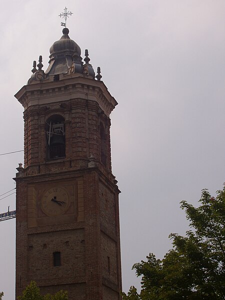 Tập_tin:La_Morra_torre.JPG