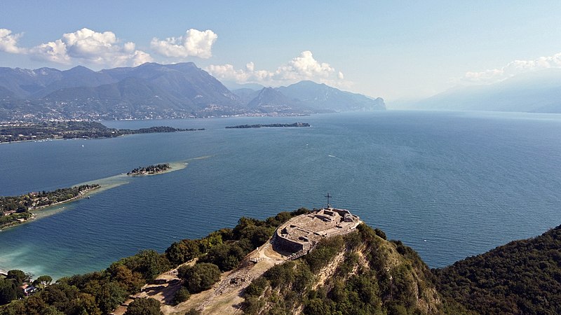 File:La Rocca di Manerba del Garda con l'isola dei Conigli.jpg