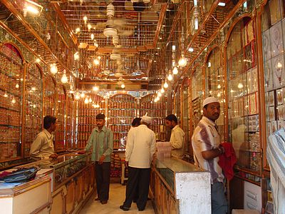 A typical shop in Laad Bazaar