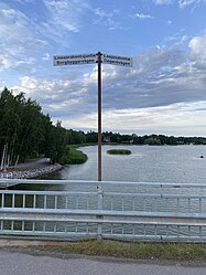 Linnanrakentajantie muuttuu Laajasalontieksi Laajasalon sillan puolivälissä.